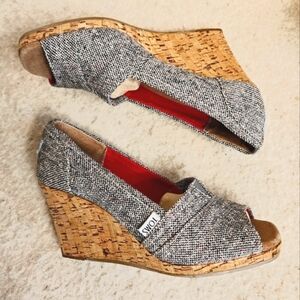 (NEW) TOMS Cork Wedge Silver Karsen Tweed Twill Peep Toe Gray Size 6.5